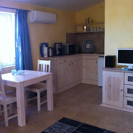 Apartmán Charmantes Mit Balkon Und Pool