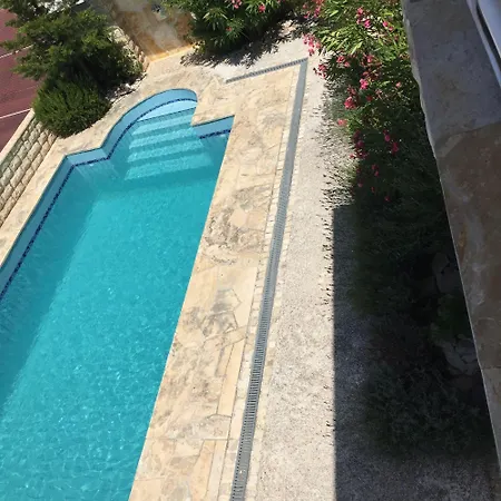 Charmantes Mit Balkon Und Pool