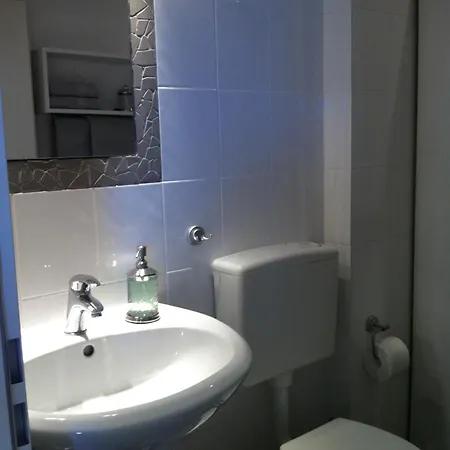 Charmantes Mit Balkon Und Pool Apartament
